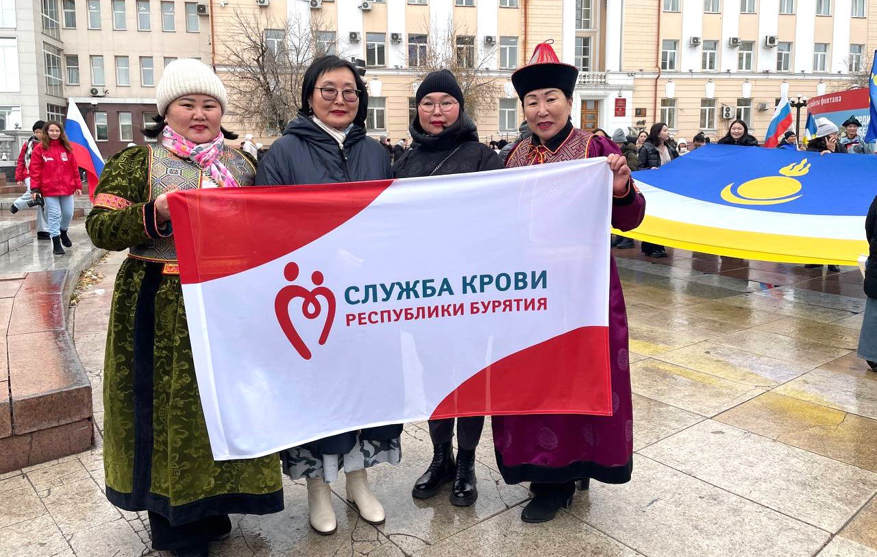 На Театральной площади Улан‑Удэ прошла акция «Дружба народов», приуроченная ко Дню народного единства.