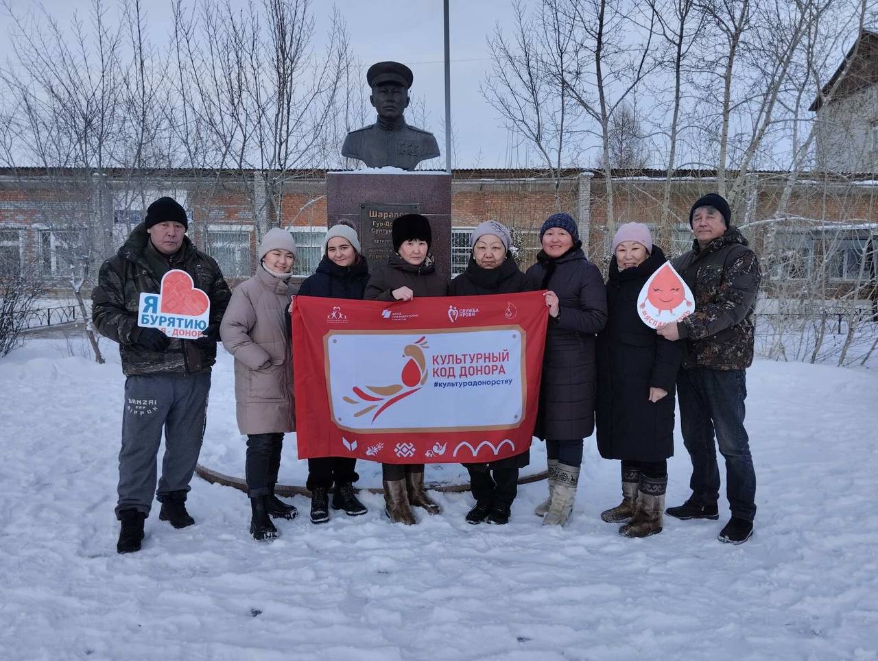 В рамках выездной акции «День Донора» в г. Гусиноозёрск сотрудники Станции переливания крови почтили память героя бурятской земли, кавалера ордена Солдатской Славы Гур - Доржи Шарапова